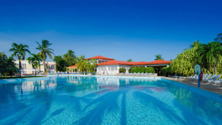 Россияне устроили забастовку в отеле на Кубе после разрушительного урагана