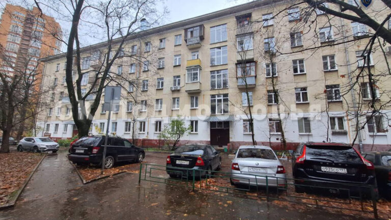 Двое рабочих сорвались с крыши пятиэтажки в Химках, один погиб