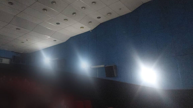 «Просыпались от боли»: в кинотеатре Абакана более 30 человек получили ожоги глаз