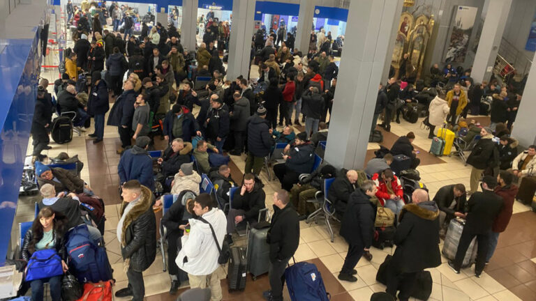 Более 700 человек не могут вылететь из Норильска из-за непогоды