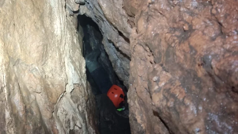 Появилось видео из сибирской пещеры, где ищут пропавшую семью Усольцевых