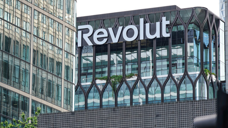 Европейский банк Revolut массово закрывает счета россиян: кого это коснется