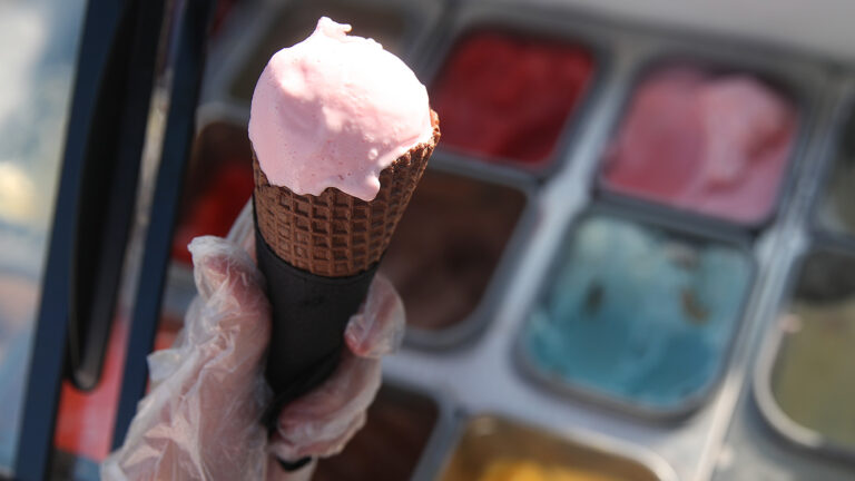 В Петербурге школьница ушла за мороженым и отдала мошенникам 700 тыс. рублей