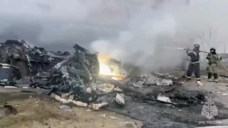 «Услышал хлопок и взрыв»: что известно о ЧП с рухнувшим на дом вертолетом в Дагестане