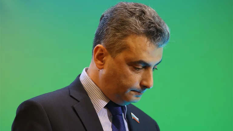 Суд назначил Шлосбергу* 420 часов обязательных работ