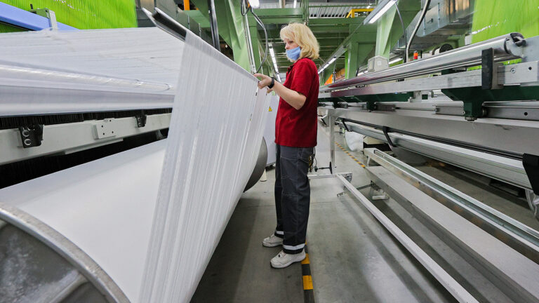 Сотрудница во время производства тканей на фабрике. Предприятие является филиалом итальянской компании по производству текстиля, Россия