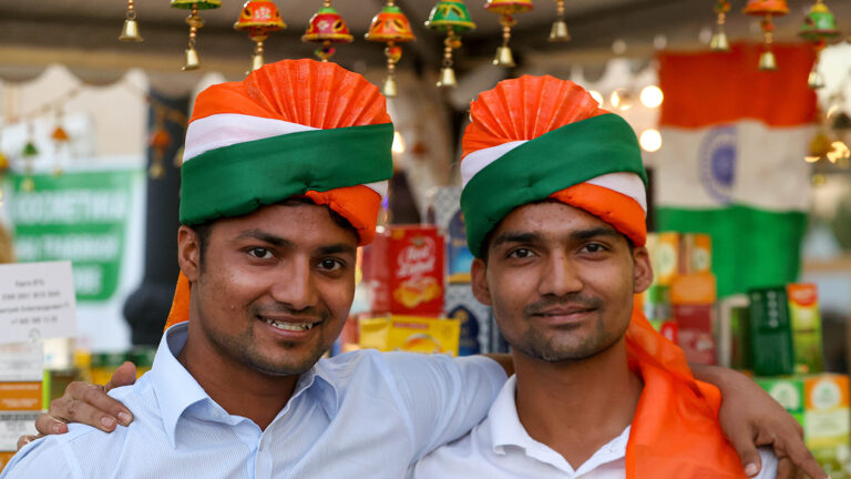 «Пострелять, выпить кофе»: как в России набирают трудовых мигрантов из Индии