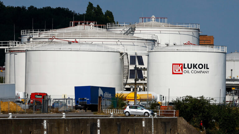 «Так всегда бывает»: крупнейший нефтетрейдер усомнился в эффекте санкций против России