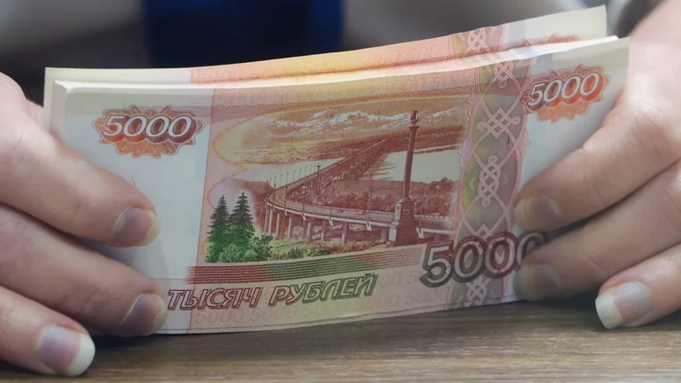 В России предложили вернуть традицию выплаты 13-й зарплаты перед Новым годом