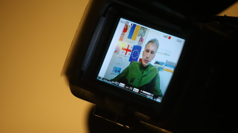 Саакашвили из тюрьмы попросил Зеленского включить его в список пленных