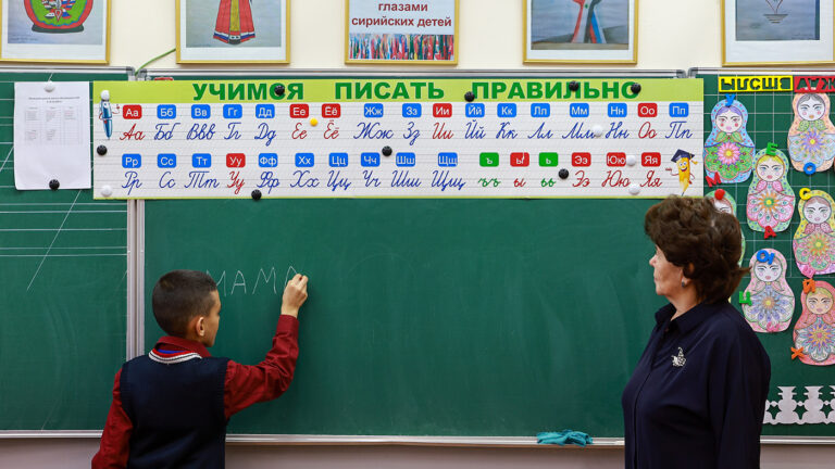 Более 80% детей мигрантов не смогли поступить в российские школы