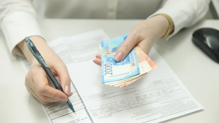 Названы отрасли, где россияне зарабатывают больше 200 тыс. рублей