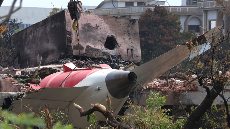 «Бог дал жизнь, но отнял счастье»: что стало с единственным выжившим при крушении самолета Air India
