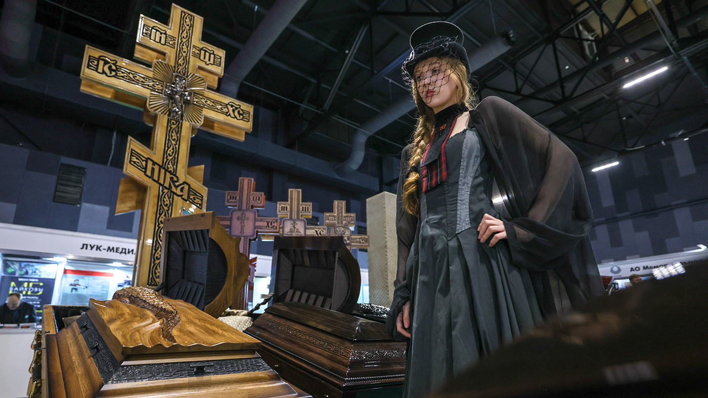 Необычные гробы и траурная мода: что показали на похоронной выставке в Москве