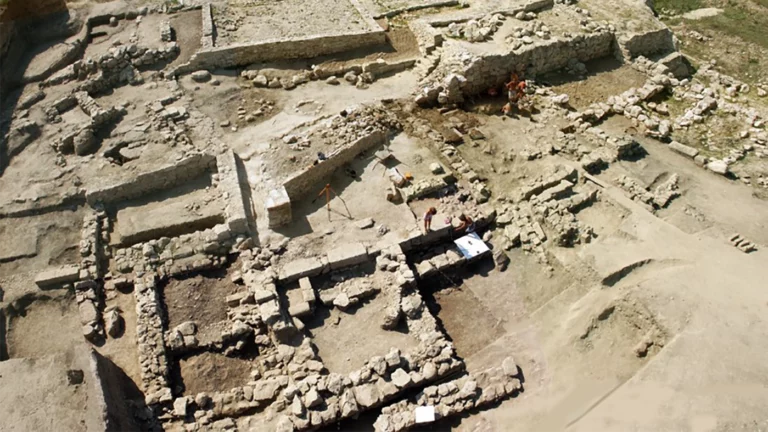 Вид на раскопки в Пантикапее (Керчь), гора Митридат