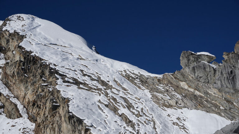 Семь альпинистов погибли и четверо пропали без вести под лавиной в Непале