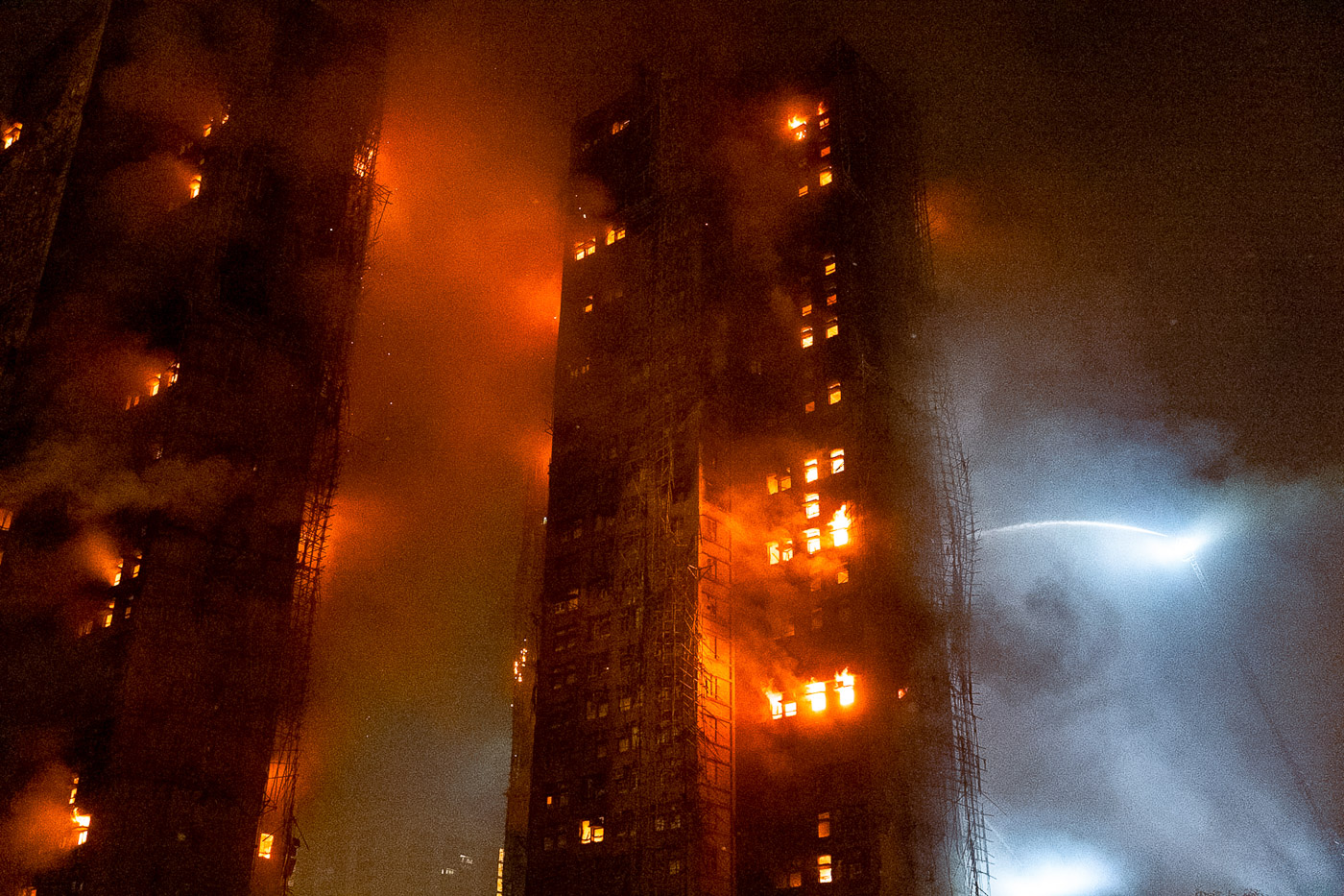 Пожар в жилом комплексе Wang Fuk Court в районе Тай По в Гонконге, Китай. В результате пожара погибли 65 человек