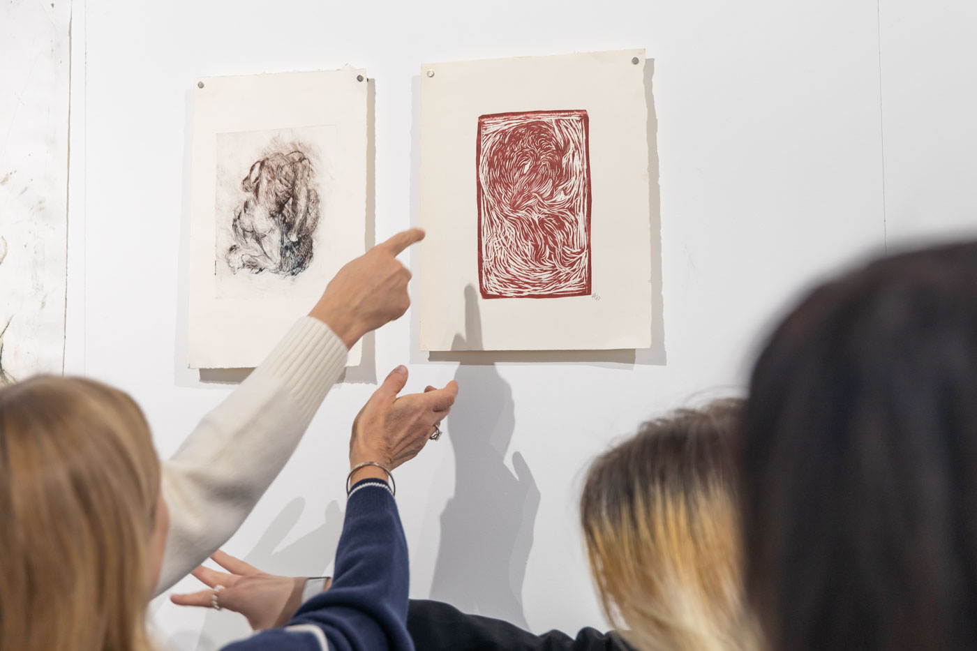 29 галерей и сотни работ: как открывалась ярмарка актуальной графики «Обертон»