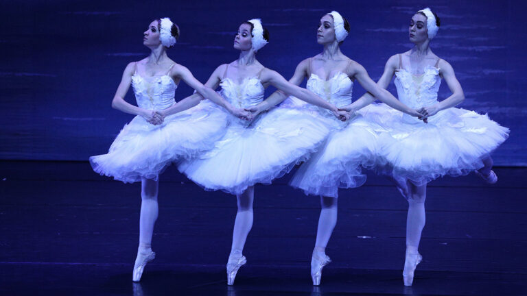 Архивное фото. Балет «Лебединое озеро» на сцене «Москонцерт-Холла»