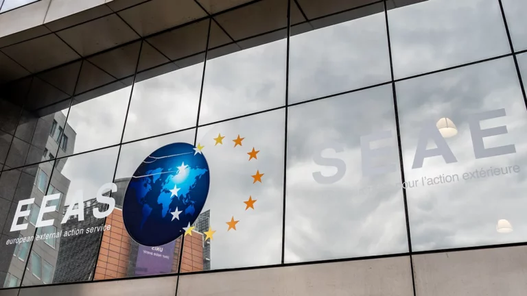 Euractiv: в дипслужбе ЕС провели обыски из-за нецелевого использования средств