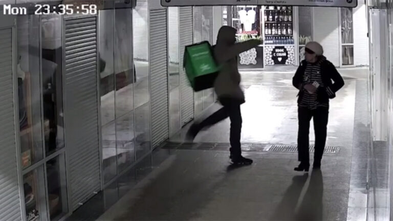 В Новосибирске задержан ударивший пенсионерку ногой в лицо курьер