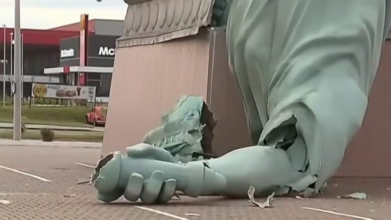 Статуя Свободы обрушилась в Бразилии