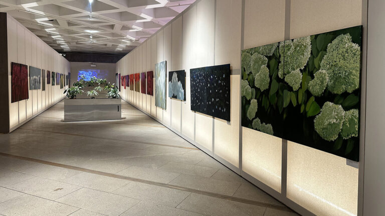 В «Биокластере» на ВДНХ открылась выставка цветочных работ Сурена Айвазяна