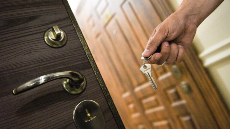 Суд Петербурга прекратил дело о возврате квартиры по «схеме Долиной»