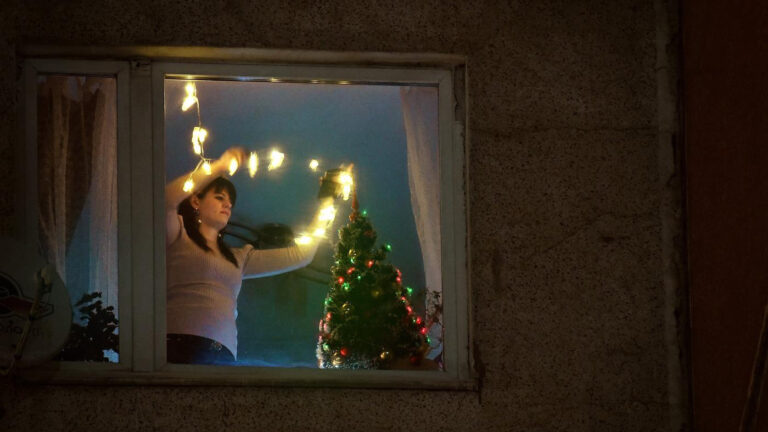 «Чувство песка под веками»: чем опасны новогодние гирлянды для детей