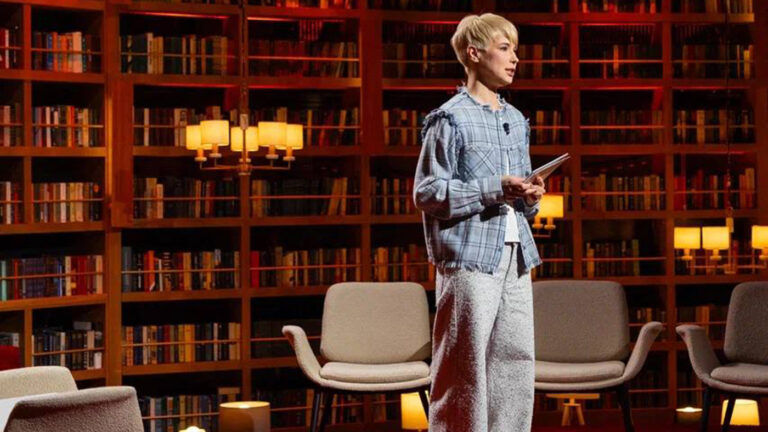 «Я месяц лежала и смотрела в стену»: Зоя Яровицына в книге «Лифт» рассказала о цене успеха и пути из выгорания