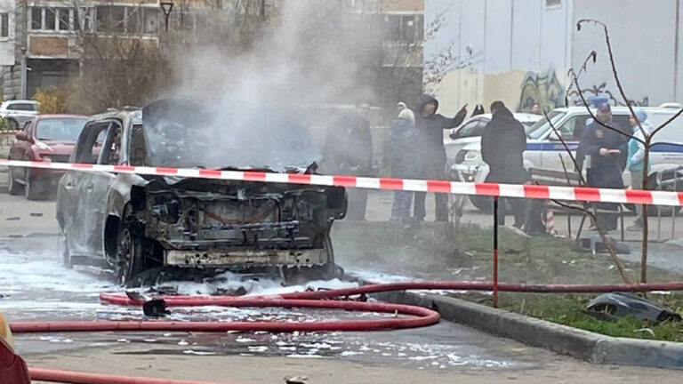 Во дворе дома в Новой Москве сгорел автомобиль: что известно