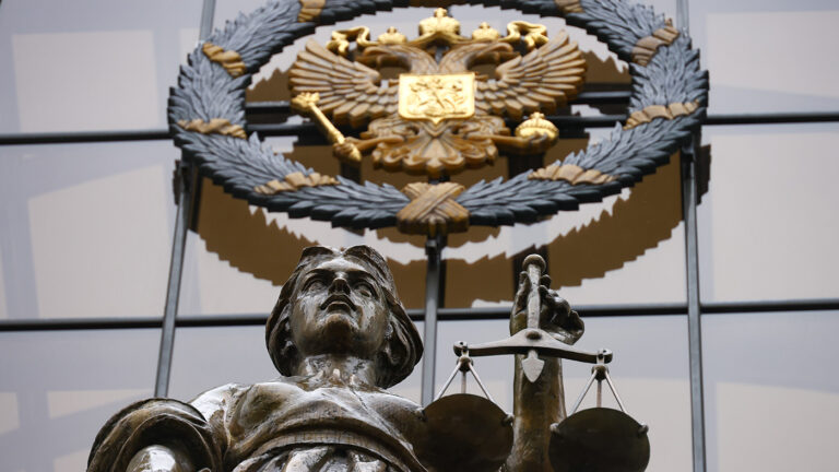 Скульптура Фемиды на здании Верховного суда России