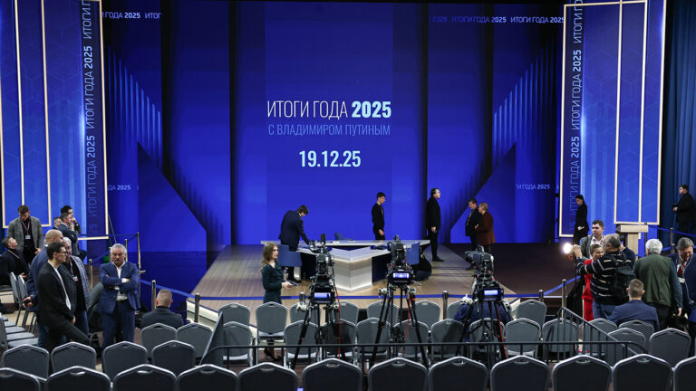 У посетителей прямой линии с Путиным отбирают квашеную капусту и мандарины