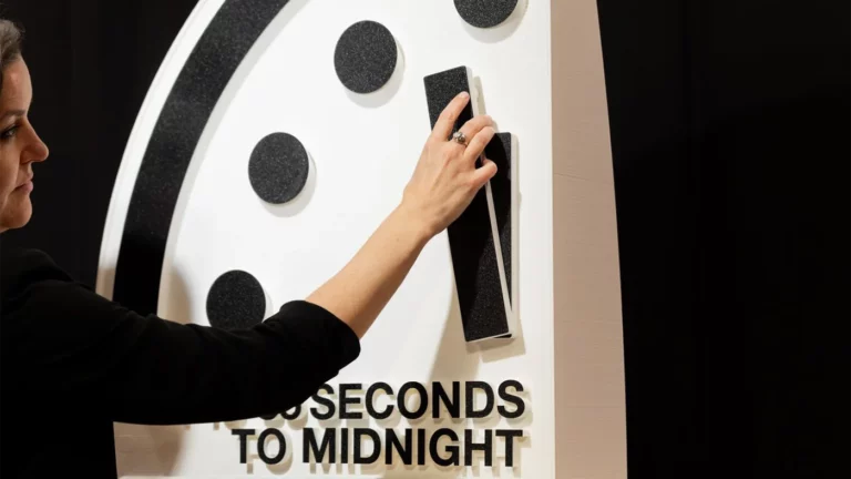 Стрелки часов Судного дня перевели рекордно близко к «ядерной полуночи»