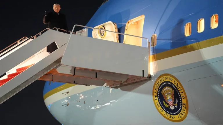 Белый дом объяснил возвращение самолета Трампа после вылета в Давос