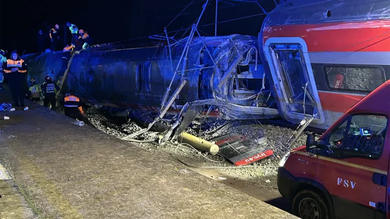 Число погибших при сходе поездов с рельсов в Испании увеличилось до 21