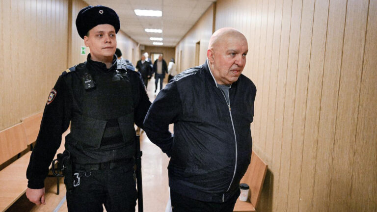 Сергей Милейко (справа) перед началом заседания