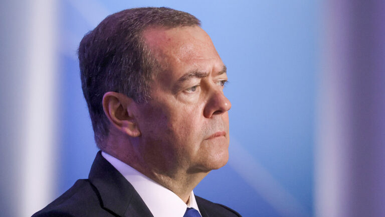 Медведев принял новости о Гренландии и НАТО за свои «абсурдные прогнозы»