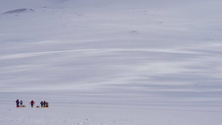 «Антарктика показала характер»: что известно о задержке российских альпинистов на вулкане Сидли