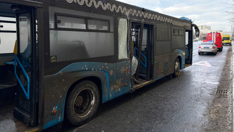 Пассажирский автобус попал в ДТП с грузовиком в Москве