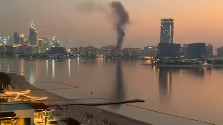 В Дубае четыре человека пострадали при падении иранской ракеты