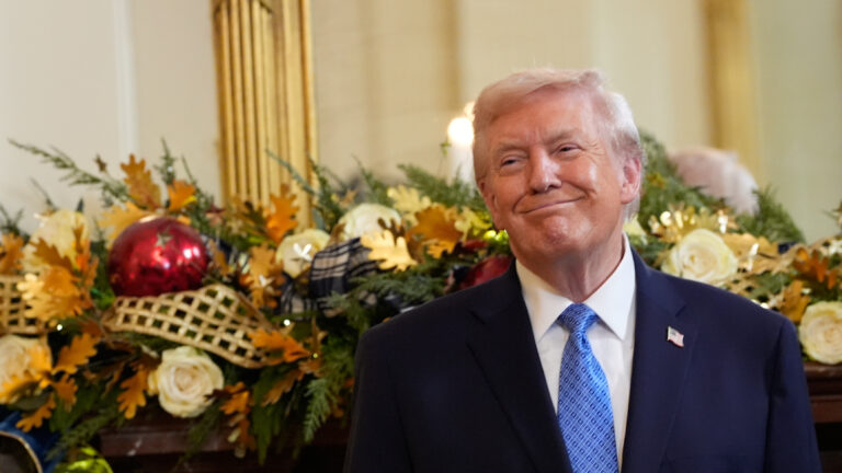 Bloomberg: в Кремле предлагают вернуться к расчетам в долларах ради Трампа