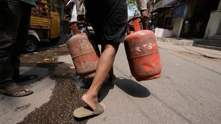 «Придется брать кредиты»: крематории и рестораны в Индии остались без газа из-за войны США и Ирана