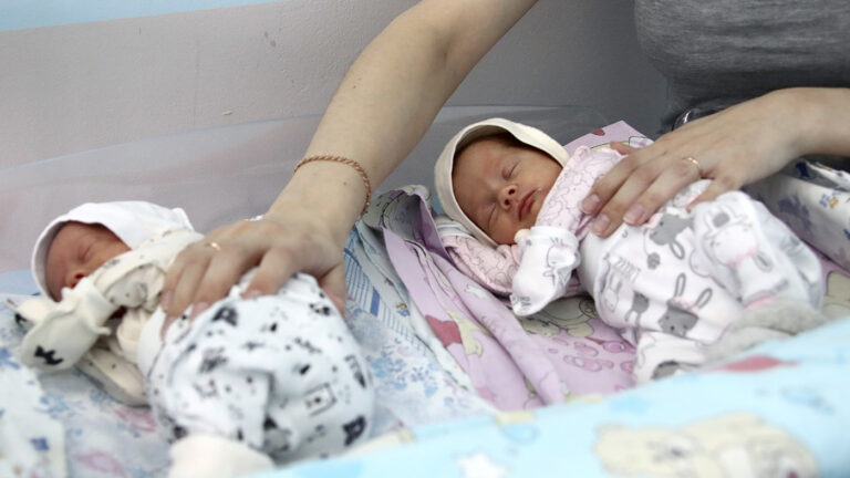 «Как гинеколог говорю»: в Госдуме призвали россиянок рожать по трое детей до 27 лет