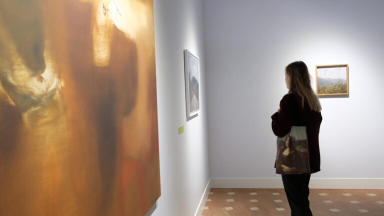 Свет, память и золотистые медосмотры: 7 лотов предаукционной выставки Cosmoscow