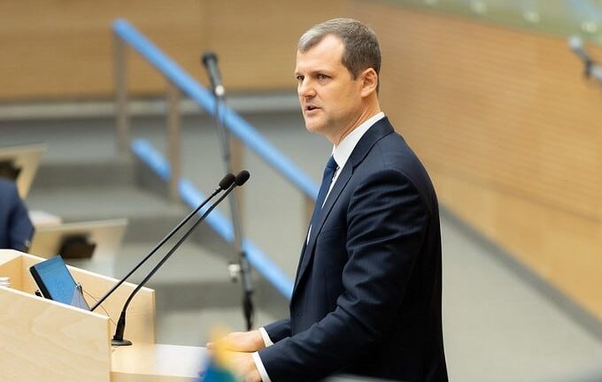 Экс-премьера Литвы и его жену обвинили в незаконном получении €345 тысяч