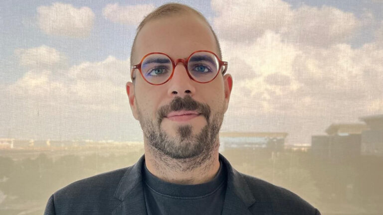 «В Тегеране глотали черный дым»: спикер Международного Красного Креста по Ближнему Востоку Хашем Оссейран — о травме войны