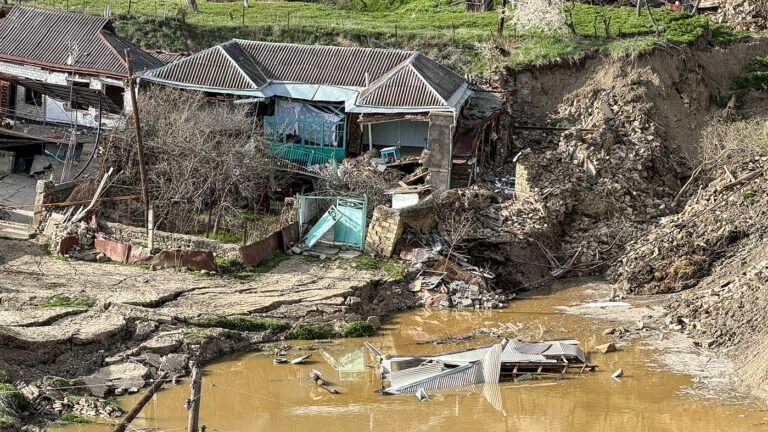 Путин потребовал помочь в Дагестане даже тем, кто строил без разрешения