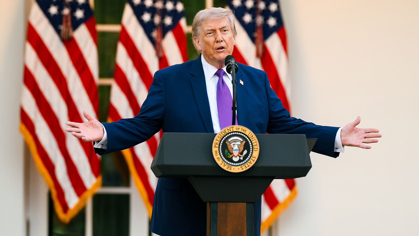 Трамп предлагает обязать госслужащих подписывать NDA