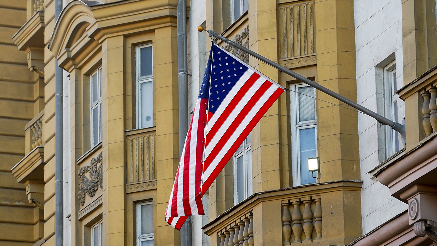 У Трампа нет послов более чем в 100 странах. Почему это проблема?